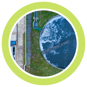 Ensaios de tratamento de água, efluentes, resíduos sólidos e rejeitos.